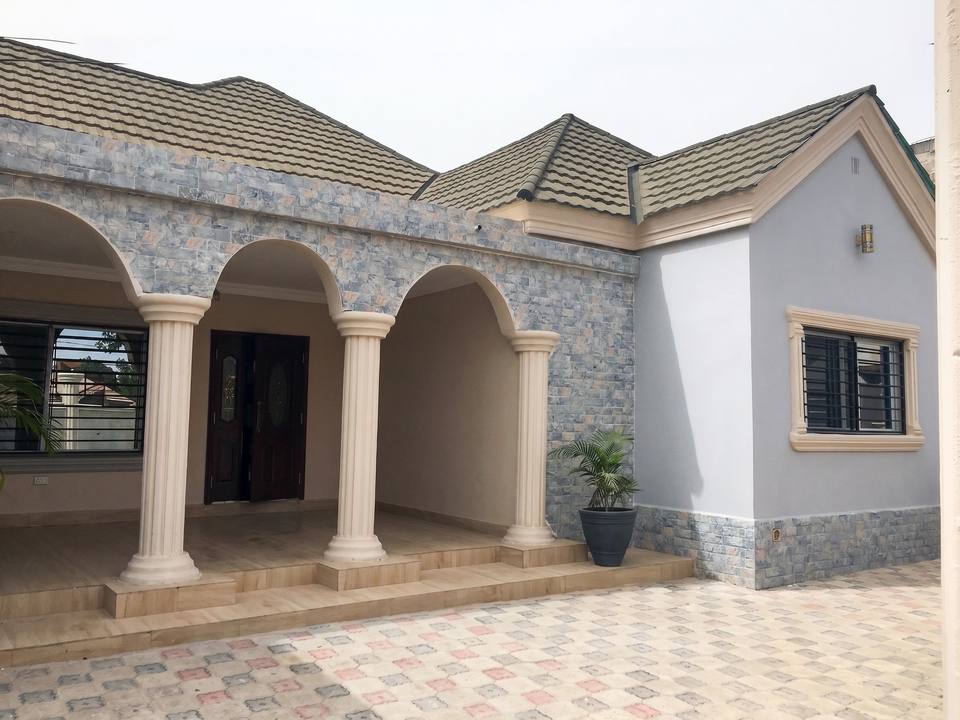 The arcaded entrance front of Sanchaba Villa, a single-storey house with a row of rendered arches shading the veranda.